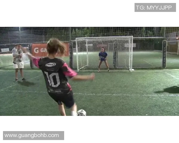 足球球星携手举牌倡导环保行动传递正能量助力全球绿色未来 足球球星携手举牌倡导环保行动传递正能量助力全球绿色未来