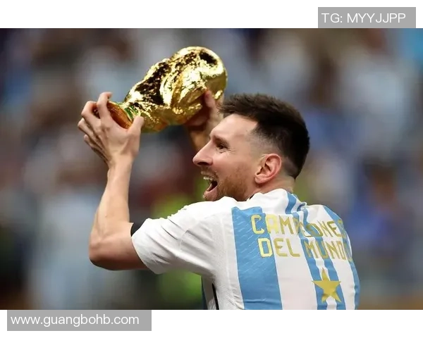 足球巨星手绘海报艺术呈现打造球场传奇人物的独特视觉魅力 足球巨星手绘海报艺术呈现打造球场传奇人物的独特视觉魅力